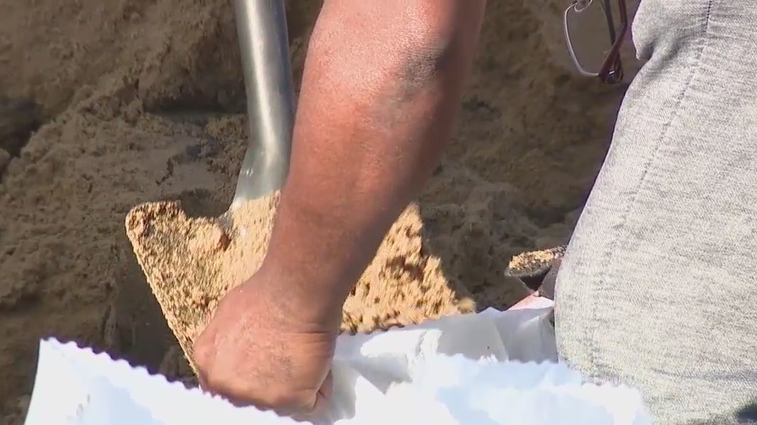 Hurricane Ian flooding concerns prompt sandbag distribution